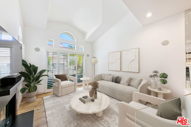 6477 Zuma View Place, Malibu CA: https://media.crmls.org/mediaz/1484ed92-776f-43a3-8bbf-99a18e5e46ec.jpg