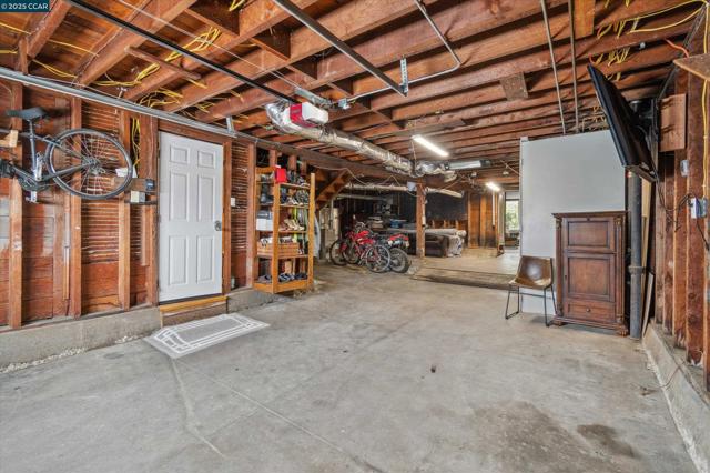 1118 GENEVA AVE, San Francisco CA: https://media.crmls.org/mediaz/14852edf-c079-4b46-917e-674133e3d090.jpg