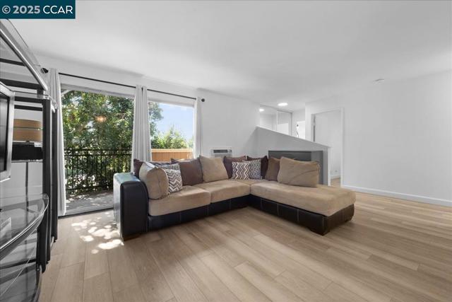 8975 Alcosta Blvd, San Ramon CA: https://media.crmls.org/mediaz/14856047-37c7-4d5a-bb4e-e7f8f558cd1a.jpg