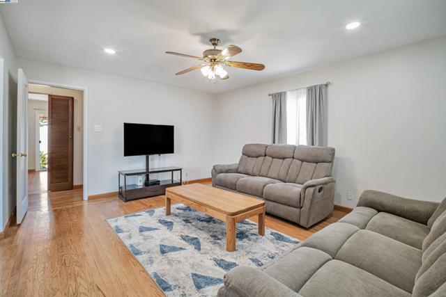 1105 Gardner Blvd., San Leandro CA: https://media.crmls.org/mediaz/14865909-460d-4fa7-882e-a4e24399e55d.jpg