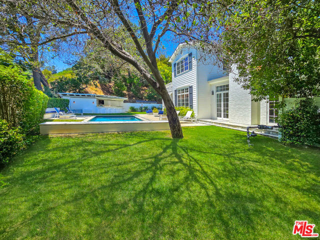 3815 Valley Meadow Road, Encino CA: https://media.crmls.org/mediaz/1486e31f-185f-43c0-b649-fc34880c9ffc.jpg