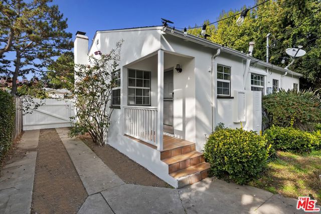 3032 Oakhurst Avenue, Los Angeles CA: https://media.crmls.org/mediaz/14874b7c-a9f6-4363-b862-e0897e76f467.jpg