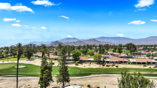 40492 Bay Hill Way, Palm Desert CA: https://media.crmls.org/mediaz/148836ea-b0a4-4a86-a029-8dd29728364b.jpg