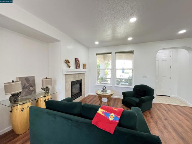 1870 Zurlo Way, Sacramento CA: https://media.crmls.org/mediaz/148856ec-9ae7-44aa-9f4b-5020550a9530.jpg