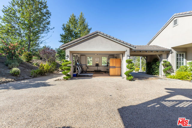 2052 Shadow Creek Drive, Agoura Hills CA: https://media.crmls.org/mediaz/14887bd3-1ef8-410e-9eb6-cc0e9d85d2bb.jpg