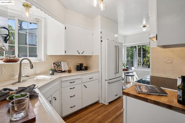 4332 Hyacinth Ave, Oakland CA: https://media.crmls.org/mediaz/14889d72-9115-4e10-b40a-540523c40179.jpg