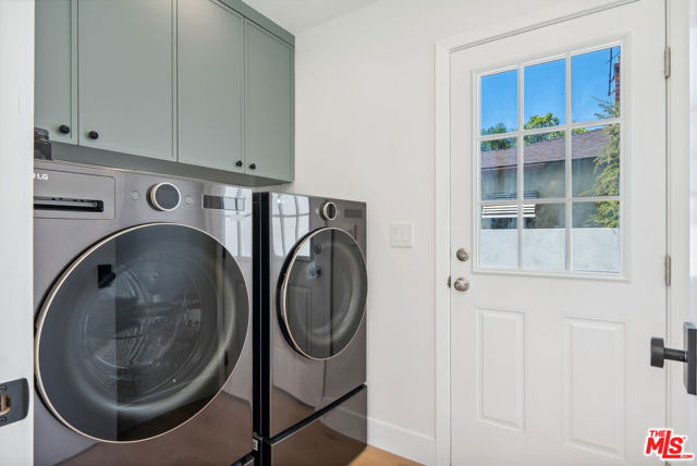 4949 Sancola Avenue, Toluca Lake CA: https://media.crmls.org/mediaz/148a6bec-ce01-4659-a3a1-948d651f0a9e.jpg