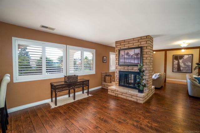 2826 Calle De Malibu, Escondido CA: https://media.crmls.org/mediaz/148d275c-61af-4eea-8584-fe5392f0c94d.jpg