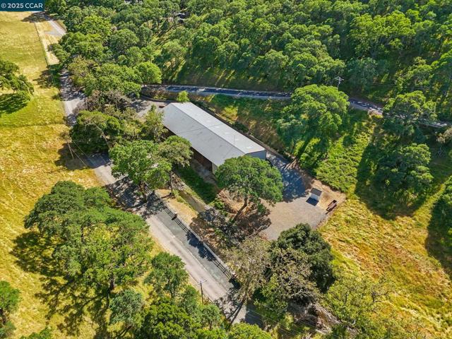 2000 Curry Canyon Rd, Clayton CA: https://media.crmls.org/mediaz/148d8529-fb83-4eb0-8552-3e7207786dd0.jpg