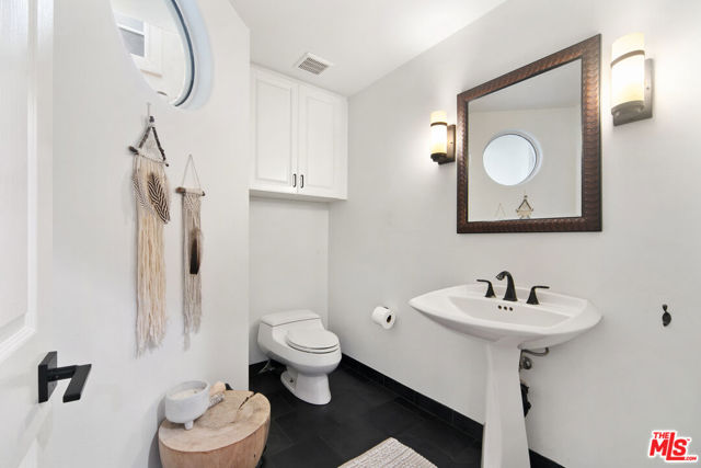 6477 Zuma View Place, Malibu CA: https://media.crmls.org/mediaz/148da7b5-c6e6-4fe0-adb0-b81c595098a0.jpg