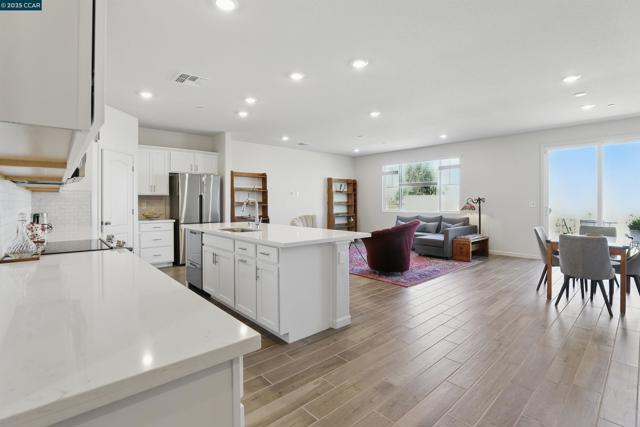 4105 Markovich Ct, Richmond CA: https://media.crmls.org/mediaz/148dcb37-382e-4625-9773-9bd4498cfc87.jpg