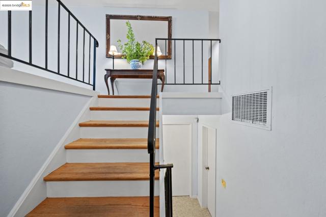 2821 Erin CT, Richmond CA: https://media.crmls.org/mediaz/148e8129-3e0e-4e13-8159-fdb52b1a8ec1.jpg