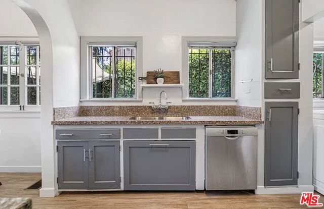 5112 Edgewood Place, Los Angeles CA: https://media.crmls.org/mediaz/148ebb69-defc-412d-8a93-c476e33e41eb.jpg