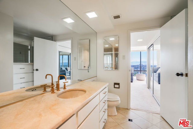 4316 Marina City Drive, Marina del Rey CA: https://media.crmls.org/mediaz/148eee58-b5f7-4314-ab8f-c63797cac6ea.jpg