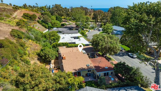 6308 Paseo Canyon Drive, Malibu CA: https://media.crmls.org/mediaz/148f751f-33d5-434f-af50-8bad82c95b30.jpg