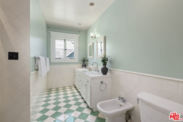 21 Park Avenue, Venice CA: https://media.crmls.org/mediaz/149109a0-b1df-4cc3-b8cd-8034b777556b.jpg