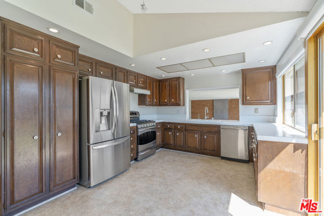 1943 Stonesgate Street, Westlake Village CA: https://media.crmls.org/mediaz/14917a7b-d782-4108-a3a7-7c89832d234e.jpg