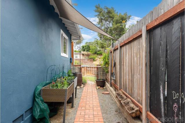 6120 Amaya Dr, La Mesa CA: https://media.crmls.org/mediaz/149300d8-6173-4dab-91fd-5ebbd4ec569b.jpg