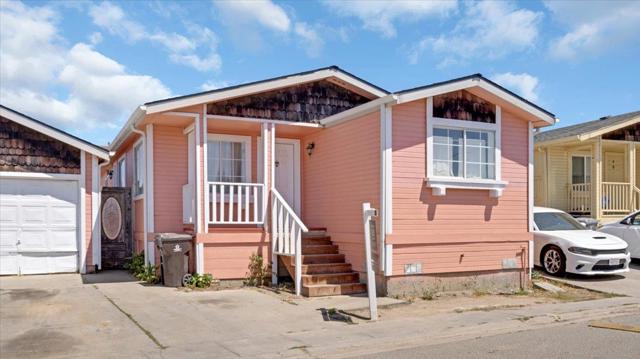 704 Garner Avenue, Salinas CA: https://media.crmls.org/mediaz/14932576-5197-448c-9f1d-dd87dff29351.jpg