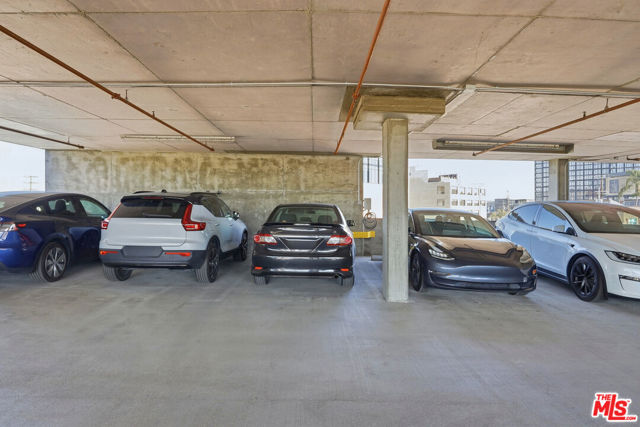 530 S Hewitt Street, Los Angeles CA: https://media.crmls.org/mediaz/1494fc44-ca6e-4d70-beb1-8e1d19a6e07b.jpg