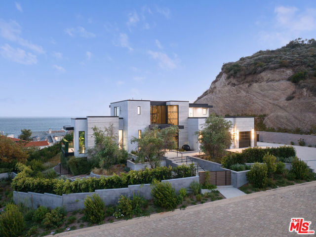 23917 Malibu Road, Malibu CA: https://media.crmls.org/mediaz/149622fd-4bbf-40c7-9ed7-b71abefd9e44.jpg