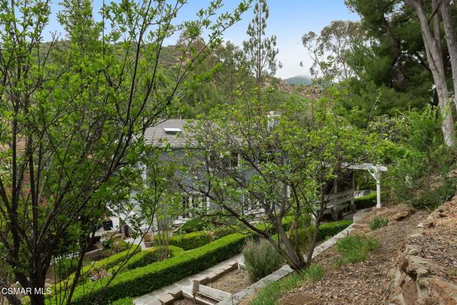 1561 Lookout Drive, Agoura Hills CA: https://media.crmls.org/mediaz/1496991c-3817-42a8-a066-11f451deef4a.jpg