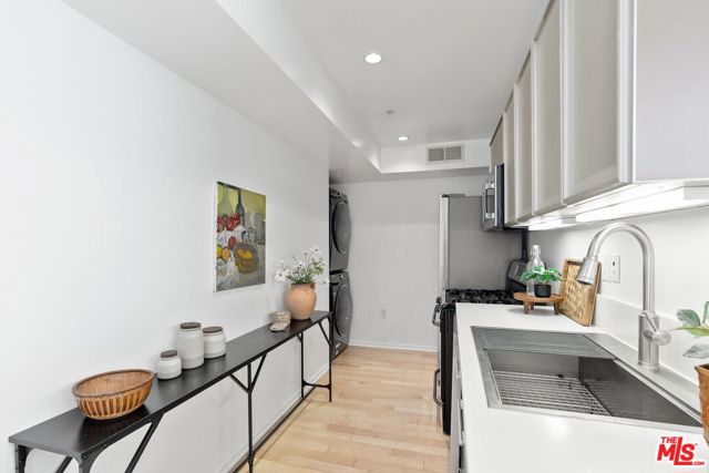 5806 Waring Avenue, Los Angeles CA: https://media.crmls.org/mediaz/1497a6ce-ec58-4fbe-be74-8c711742541e.jpg