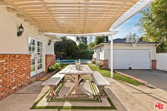 4219 Saugus Avenue, Sherman Oaks CA: https://media.crmls.org/mediaz/1497fca8-1e06-434b-a837-170a38526054.jpg