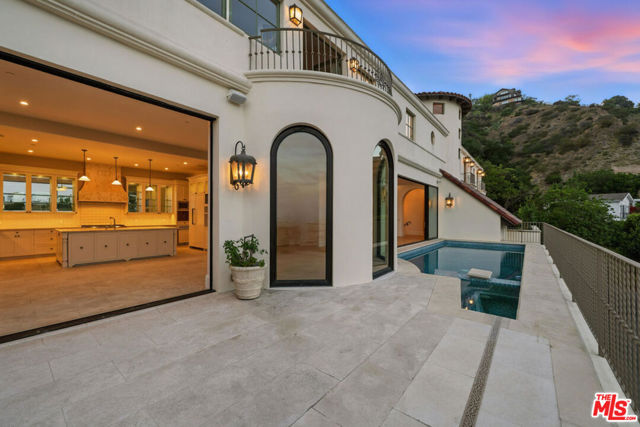 1675 Woods Drive, Los Angeles CA: https://media.crmls.org/mediaz/14980a15-65ab-4739-b103-3998bd618246.jpg