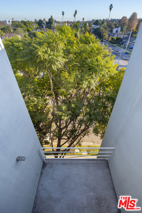 11699 Brookhaven Avenue, Los Angeles CA: https://media.crmls.org/mediaz/149835e6-f35f-49c3-b823-2fedecc76f52.jpg