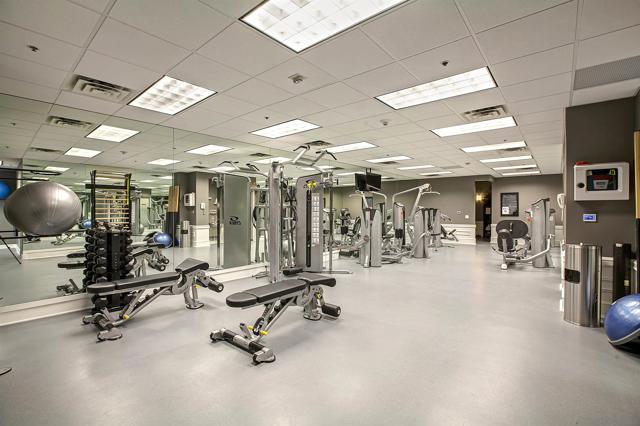 700 Front Street, San Diego CA: https://media.crmls.org/mediaz/14984a51-7eb8-407a-9a65-ed5cfcf9978c.jpg