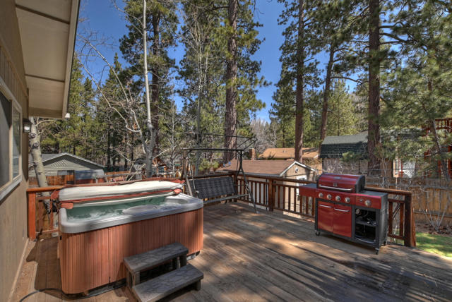 387 Wren Drive, Big Bear CA: https://media.crmls.org/mediaz/149875ba-2203-4fa9-928e-5c47a5a54233.jpg