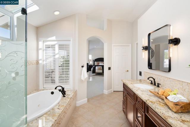 508 Zenith Ridge Dr, Danville CA: https://media.crmls.org/mediaz/149897b9-1fcd-4bfa-9191-b84c4d7e96c2.jpg