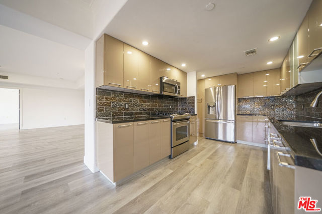 970 S St Andrews Place, Los Angeles CA: https://media.crmls.org/mediaz/1498eed0-0598-4ab6-ba05-681d73400bc4.jpg