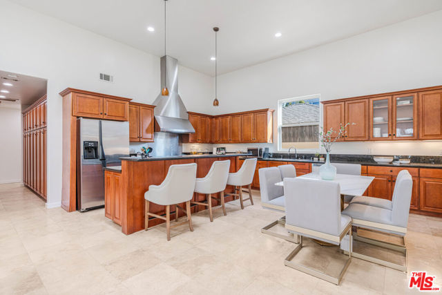 3718 S Barrington Avenue, Los Angeles CA: https://media.crmls.org/mediaz/149a0a39-5d3c-4817-895d-cc8e9210c88e.jpg