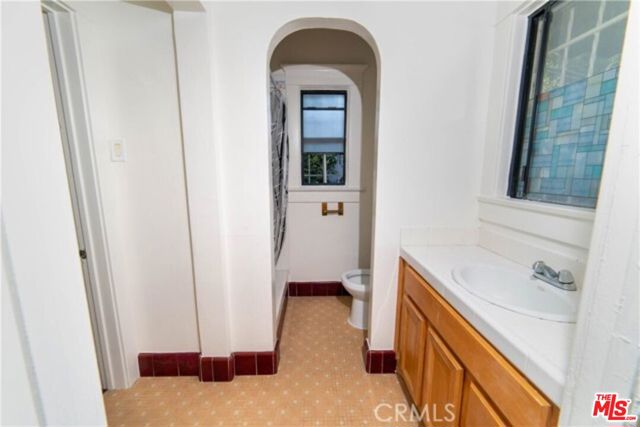 1023 S Wilton Place, Los Angeles CA: https://media.crmls.org/mediaz/149aecad-f1d9-41f1-8970-b4a5b0f8dbd7.jpg