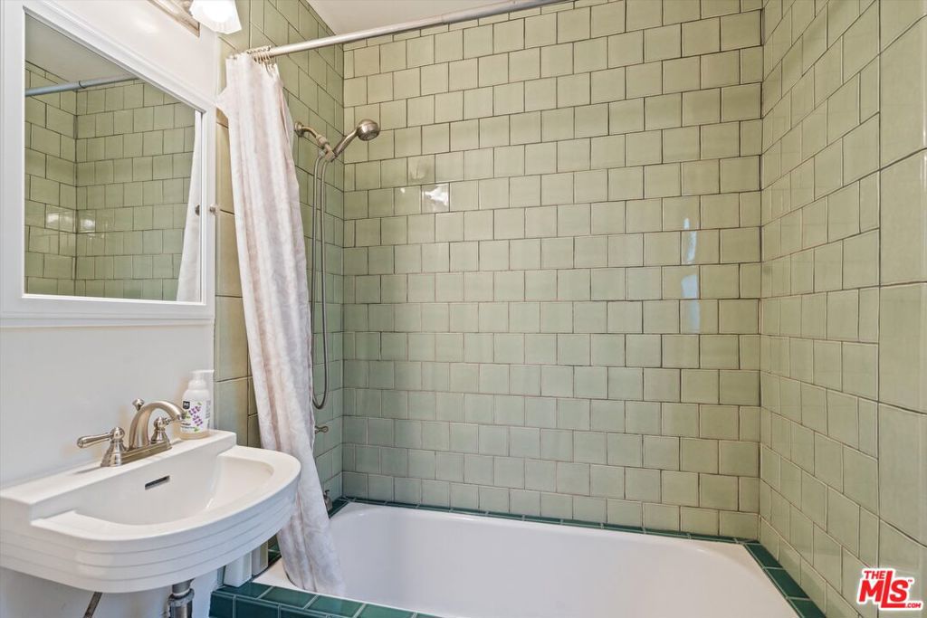 https://media.crmls.org/mediaz/149af30a-cfce-4732-84d7-3ae75b0d6da9.jpg?preset=X-Large