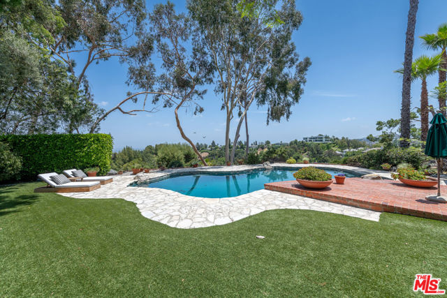 16331 Tudor Drive, Encino CA: https://media.crmls.org/mediaz/149b3276-76da-4013-b67e-19de9a953dad.jpg