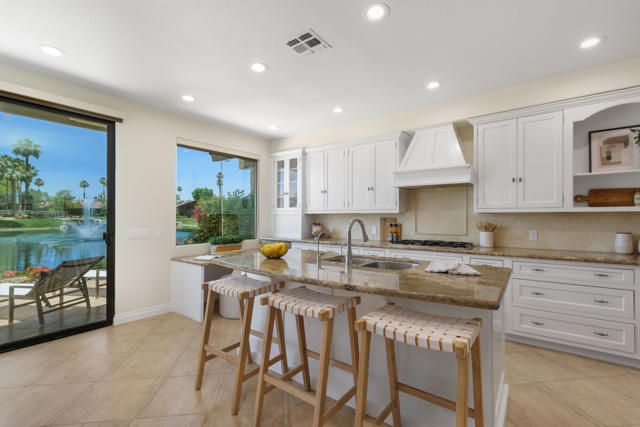95 Lookout Drive, Palm Desert CA: https://media.crmls.org/mediaz/149b8180-8445-4e62-a5ac-8bce02ddd923.jpg