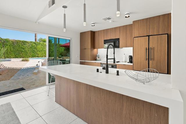 2210 E Calle Papagayo, Palm Springs, CA 92262
