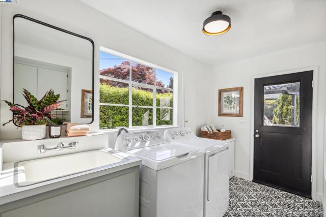 1630 Dayton Ave, Alameda CA: https://media.crmls.org/mediaz/149be7ab-7585-41e7-94d8-6bec480d6802.jpg