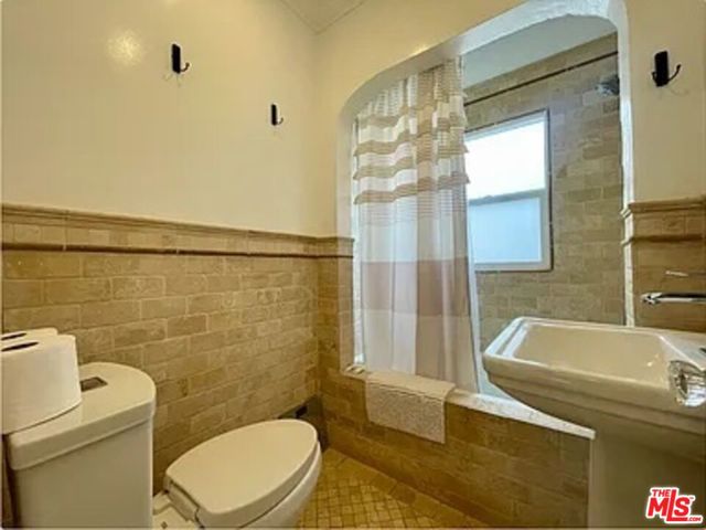 837 5th Street, Santa Monica CA: https://media.crmls.org/mediaz/149fc9af-2dc5-493b-8ce8-cf82bc535214.jpg