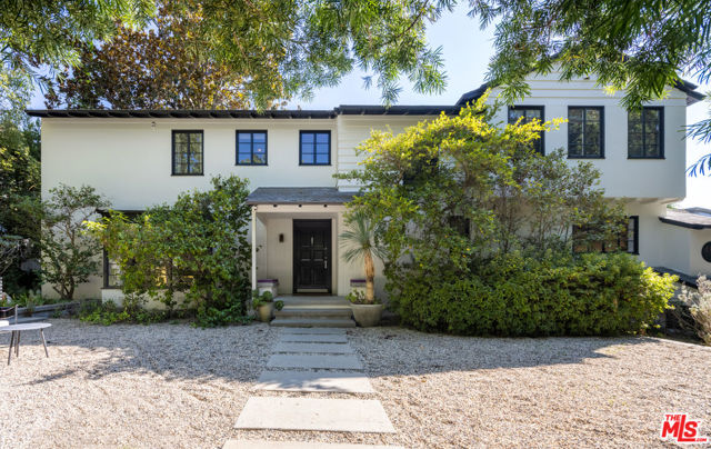 9476 Readcrest Drive Beverly Hills, California Situated on a prime flat lot in the Crest streets, this Hollywood Regency Traditional is a true gem. Enter through the private front garden into a world of privacy and sophisticated style. Kitchen, family room and den all open to the charming loggia and generous backyard with pool. Main house consists of approximately 3,500 square feet with 4 bedrooms, including an exceptional primary suite with luxurious custom bath. The guest house adds an additional 700 square feet of space including living area, bedroom and kitchenette area. This truly special property offers the perfect combination of location, quality and warm livable spaces so hard to find on the market today.
