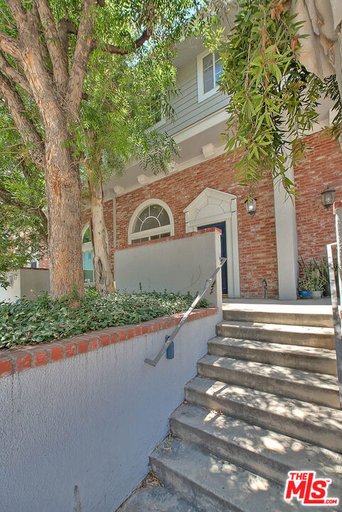 8741 Darby Avenue, Northridge CA: https://media.crmls.org/mediaz/14a02265-8db5-4b1a-afcf-bbab49f68a23.jpg