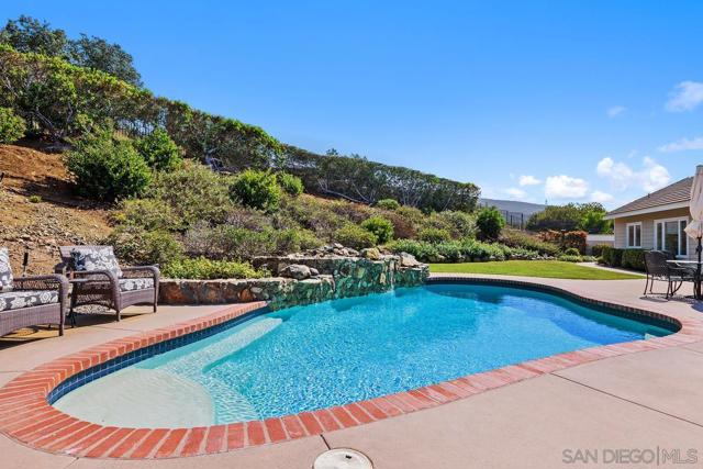 1324 Vista Colina Dr, San Marcos CA: https://media.crmls.org/mediaz/14a0568d-3a69-42bd-85a1-f26da097beb4.jpg