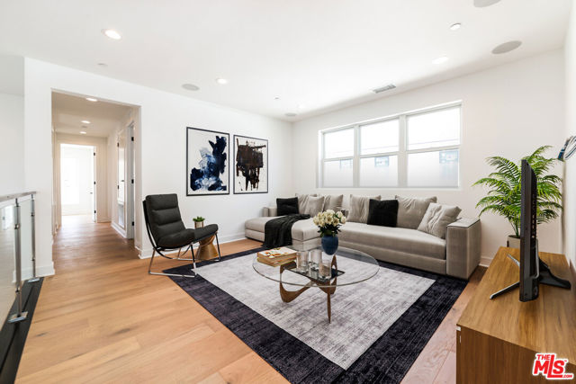 11770 N Hillsborough Lane, Porter Ranch CA: https://media.crmls.org/mediaz/14a08bc5-b7ef-4a08-b344-2d40d257d390.jpg
