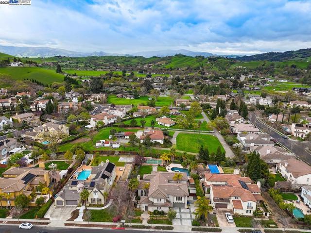 1037 Sunset Creek Ln, Pleasanton CA: https://media.crmls.org/mediaz/14a0b06a-3369-4fb0-98bd-8e1cfe5b836b.jpg