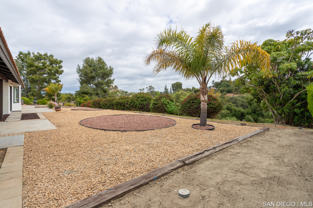 627 Elm Tree LN, Fallbrook CA: https://media.crmls.org/mediaz/14a21ab3-f196-4a60-8681-d8550c48c31e.jpg