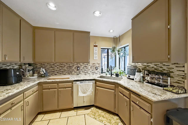 2228 Oak Haven Avenue, Simi Valley CA: https://media.crmls.org/mediaz/14a31998-fb49-426c-a386-d265ba16bee9.jpg