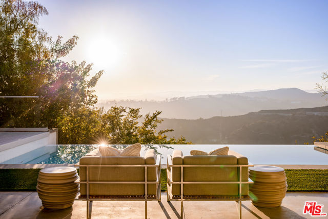 1645 Carla, Beverly Hills CA: https://media.crmls.org/mediaz/14a359d0-2afb-444d-a1b6-4b7892db0372.jpg